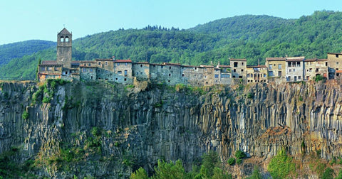 【柱状節理】節理の上に、村がある。Castellfollit de la Roca （スペイン）